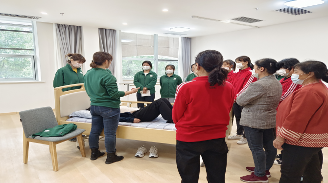 頤信養(yǎng)老組織長安閭里全體護(hù)理人員進(jìn)行護(hù)理知識學(xué)習(xí)及實踐培訓(xùn)