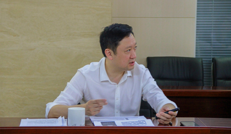 杜巖岫同志參加支部活動，為黨員講授黨課